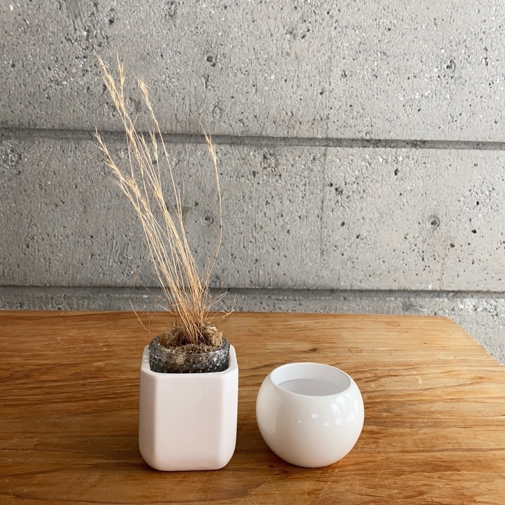 Bundle of 2 small vessels/vases